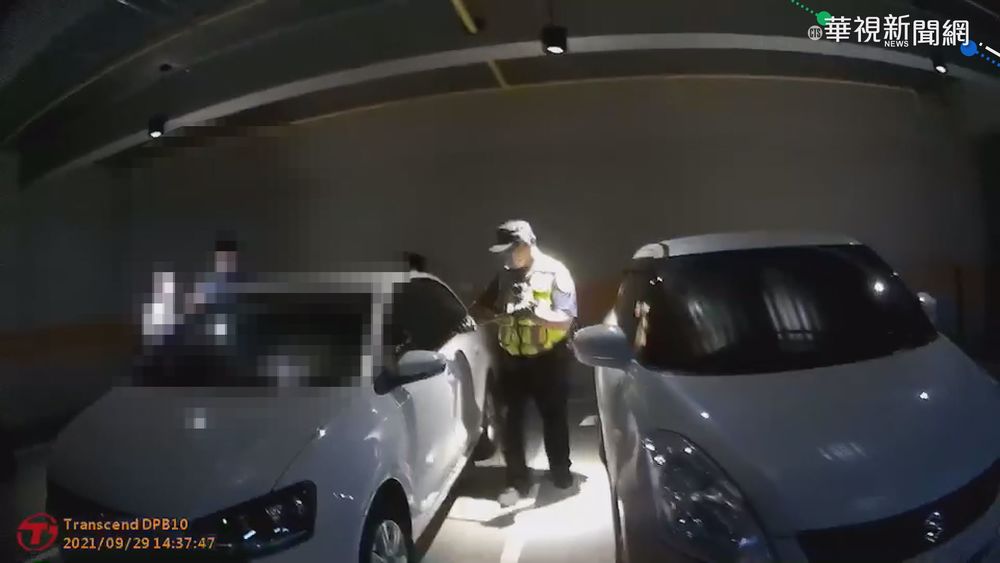 糊塗爸媽把1歲童鎖車內 警破窗救援