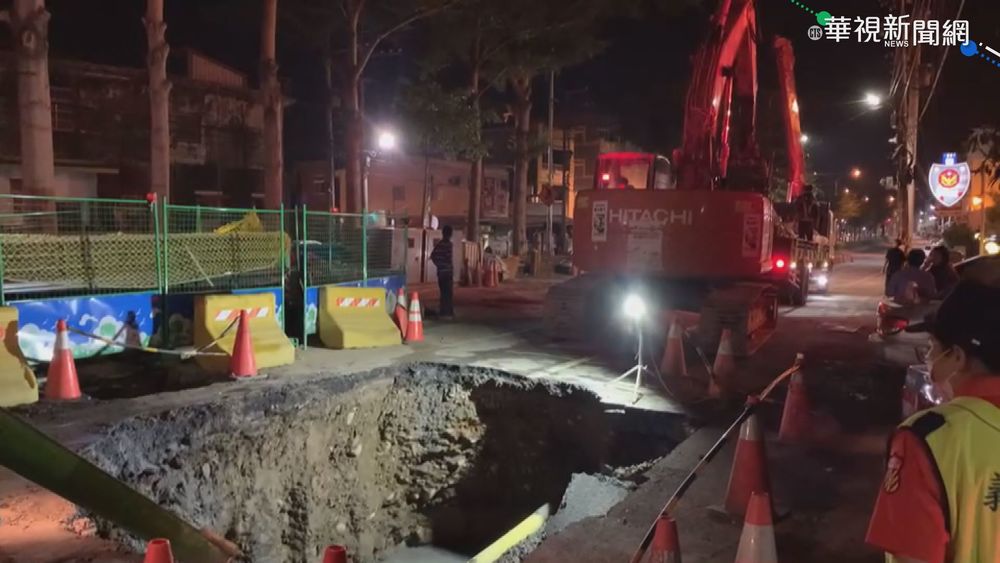 彰化路面現"天坑" 混凝土車陷入坑洞