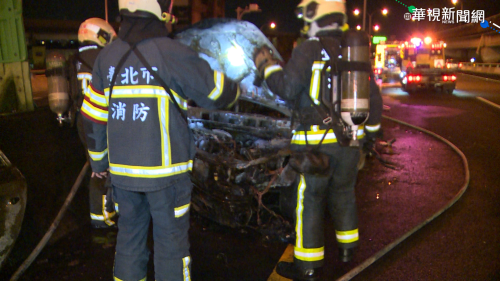 國道超車遭"剪車" 轎車失控撞護欄起火