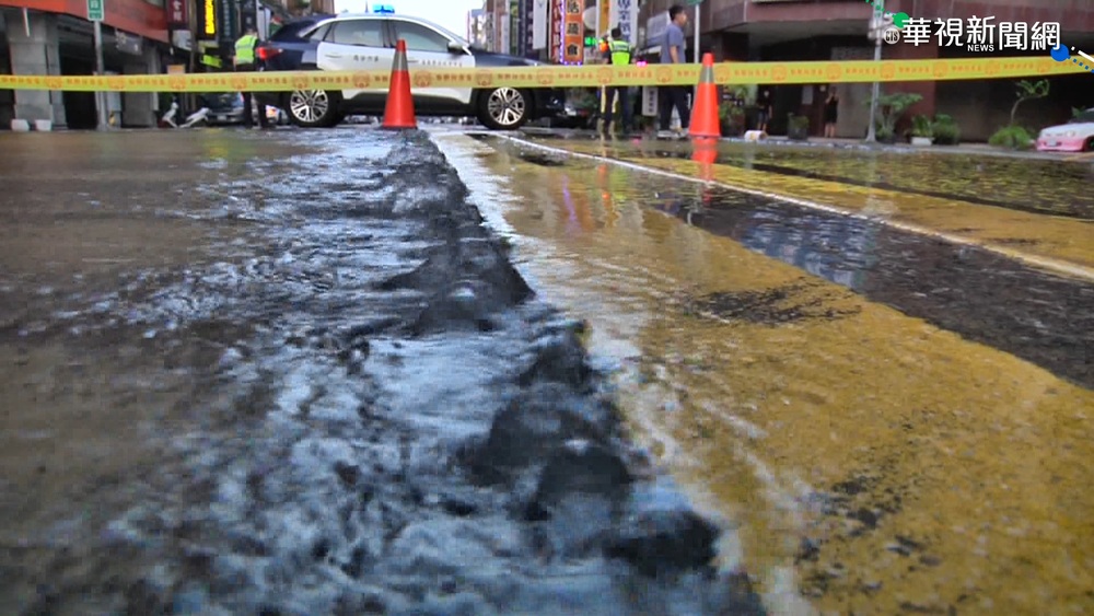 台中自來水爆管 路面隆起.交通管制