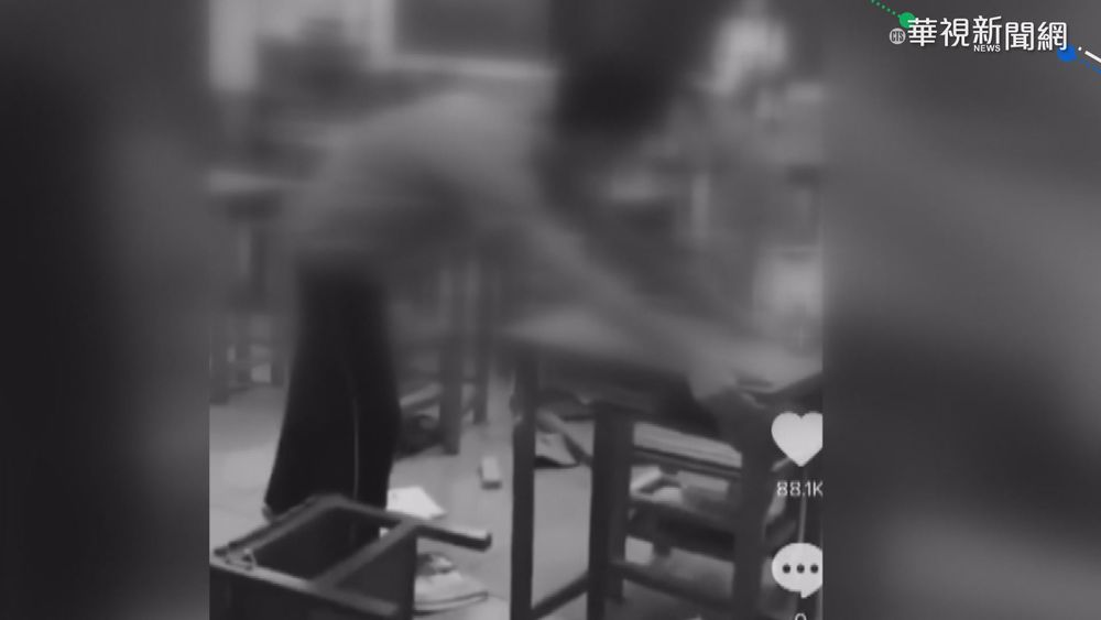學生上課趴睡玩手機 老師連翻6張桌子
