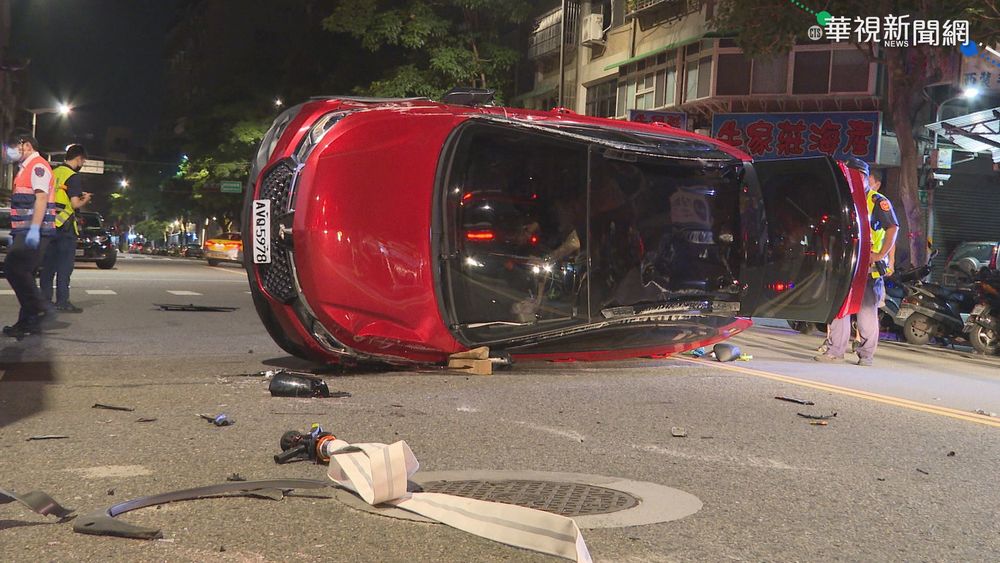 女疑恍神撞路邊車翻覆 3人一度受困