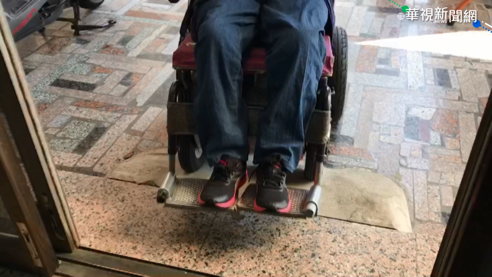 疑駕駛推輪椅未依SOP 女摔出公車