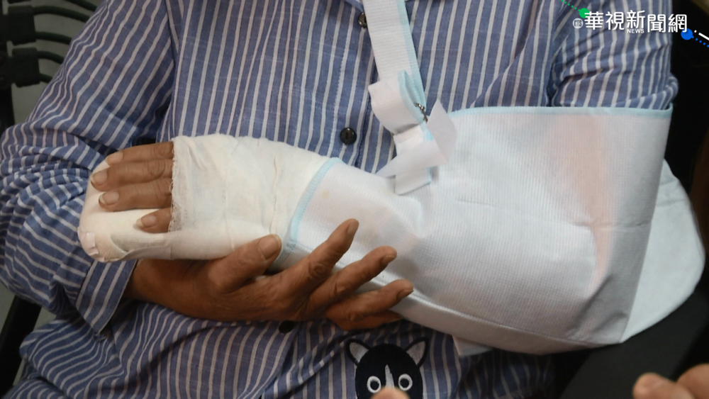 疑遭人推撞 老夫婦摔落手扶梯骨折!