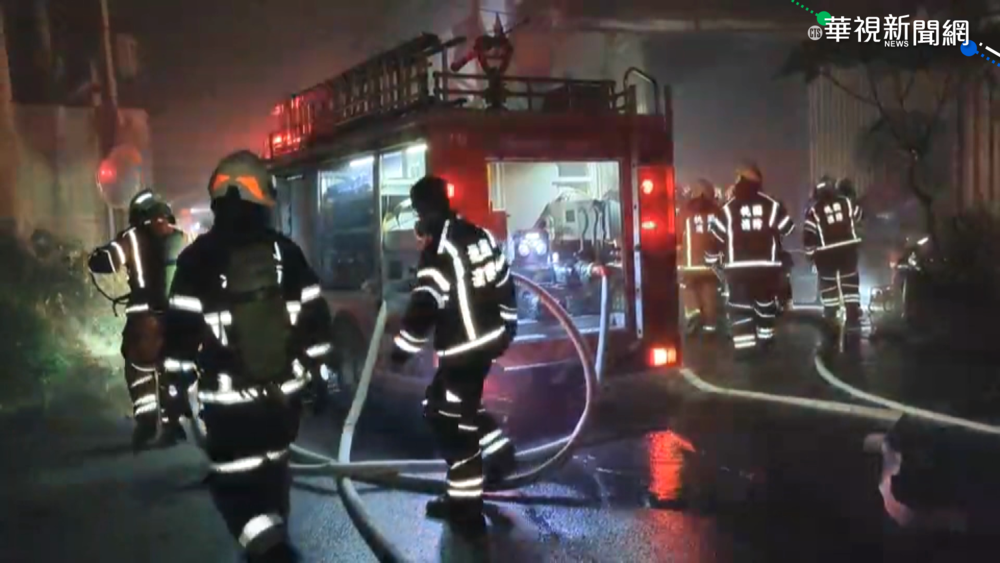 桃園木材工廠火! 64名消防出動灌救