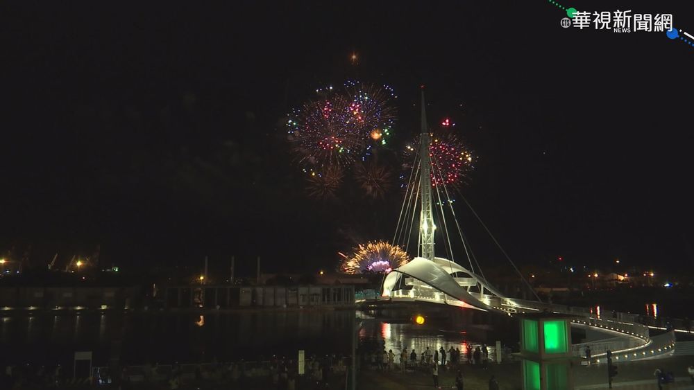 高雄國慶焰火 12萬人搶2萬海景第一排