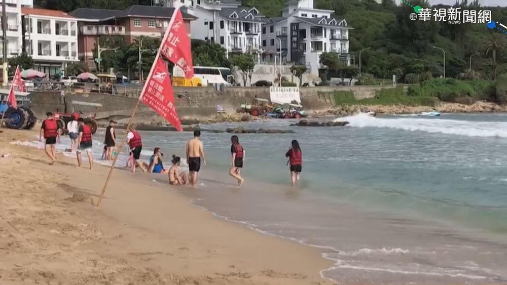 颱風外圍環流影響 南灣浪大"插紅旗"