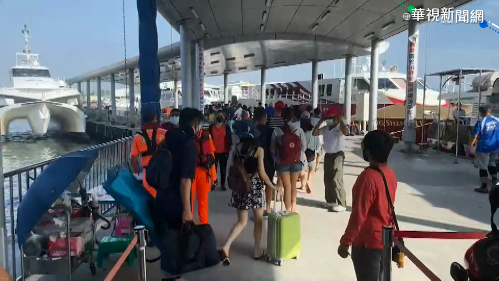小琉球魅力無法擋 東港碼頭湧入遊客