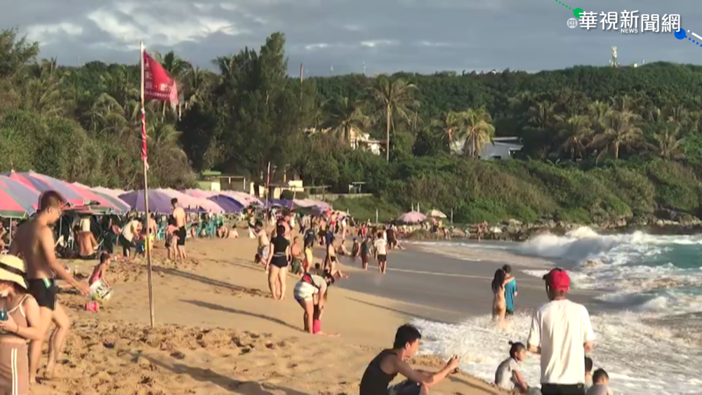 連假遊客湧屏東 "圓規"攪局紅旗禁戲水