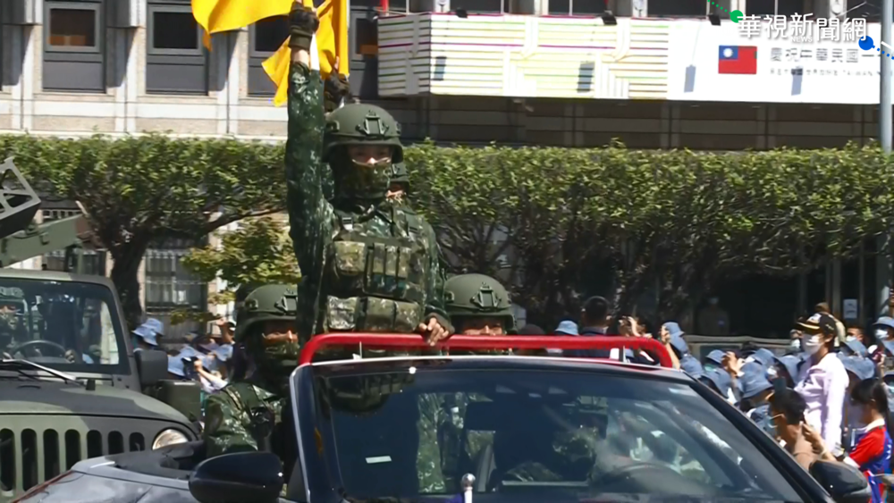 CH-47吊掛史上最巨大國旗 飛越總統府