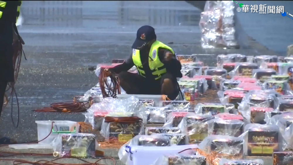 旗津風浪大 國慶煙火發射筒遭捲入海