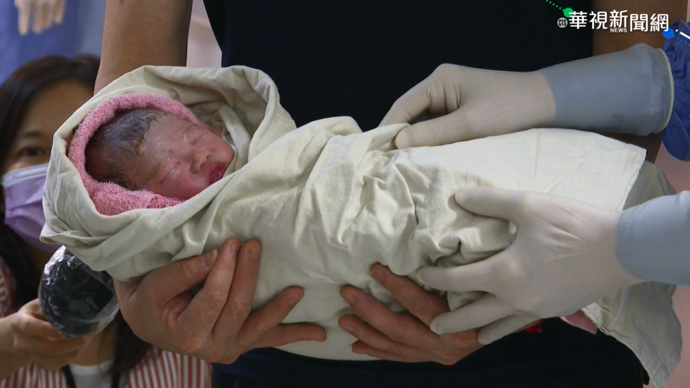 普天同慶!"國慶寶寶"呱呱墜地 爸媽好樂