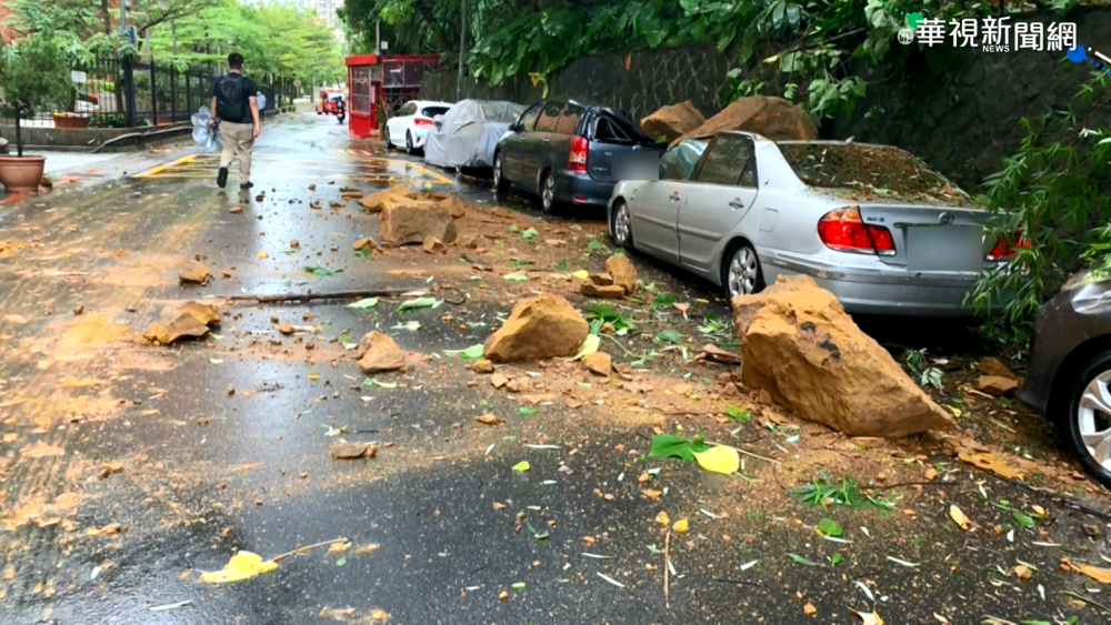 圓規挾風雨 台北內湖土石崩落砸3車