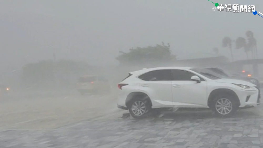 圓規外圍環流風雨強 花蓮路樹倒塌