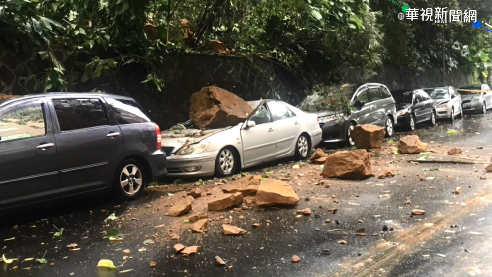 外圍環流豪雨襲 內湖邊坡落石砸壞3車