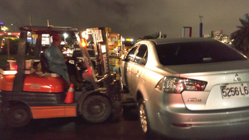 "圓規"風雨強勁 忠孝碼頭急疏散車輛