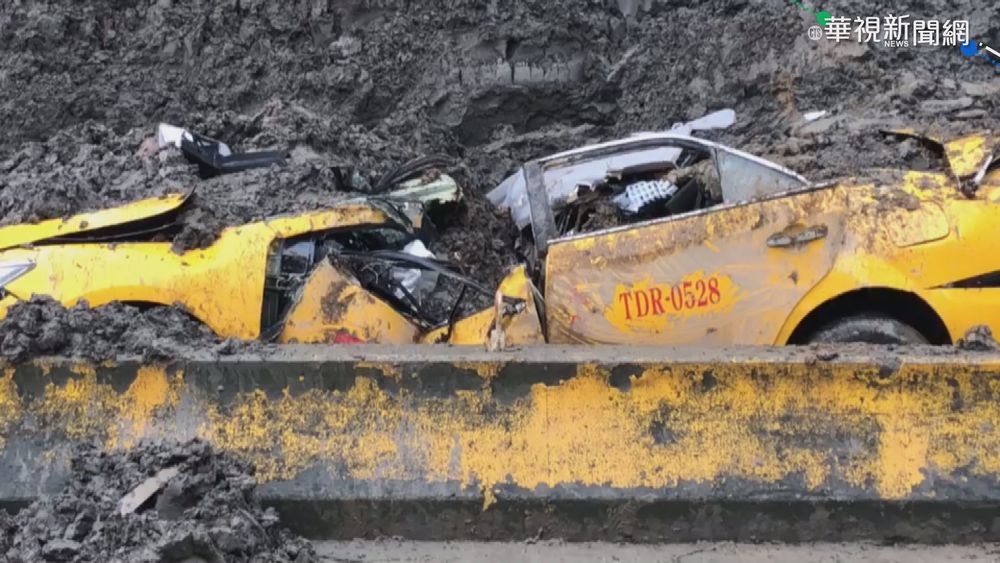 桃園砂石場牆坍 計程車遭壓駕駛死亡