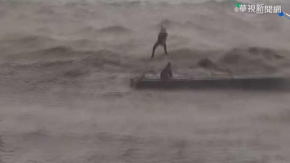 疏濬工程遇溪水暴漲 2砂石車4人受困