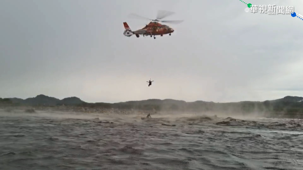 疏濬工程遇溪水暴漲 直升機吊掛救援