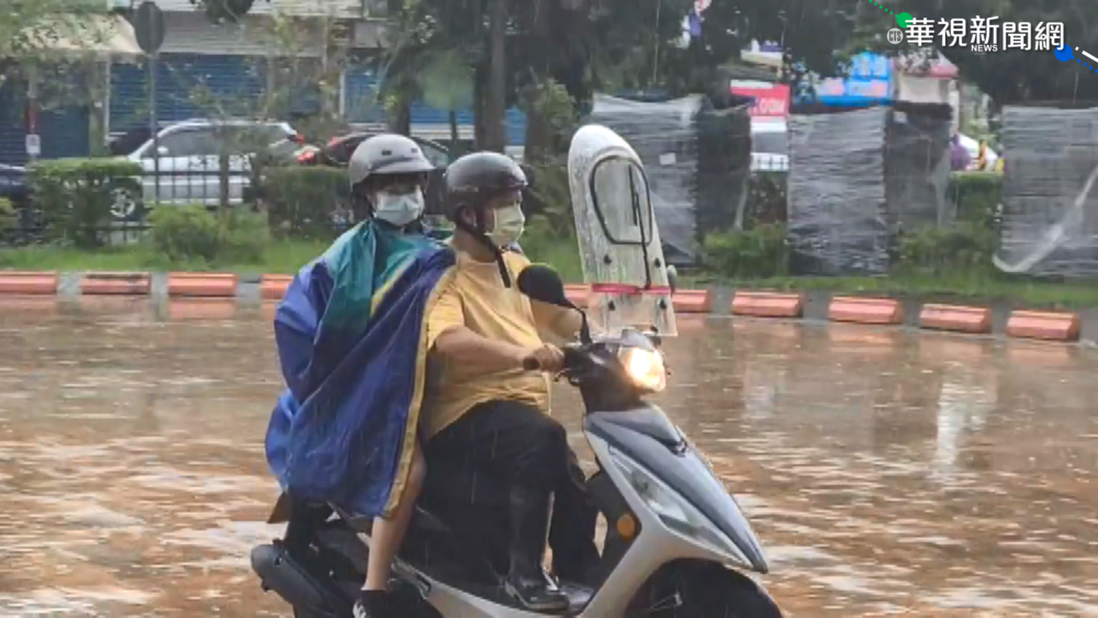 宜蘭沒放假! 家長冒雨送小孩上學