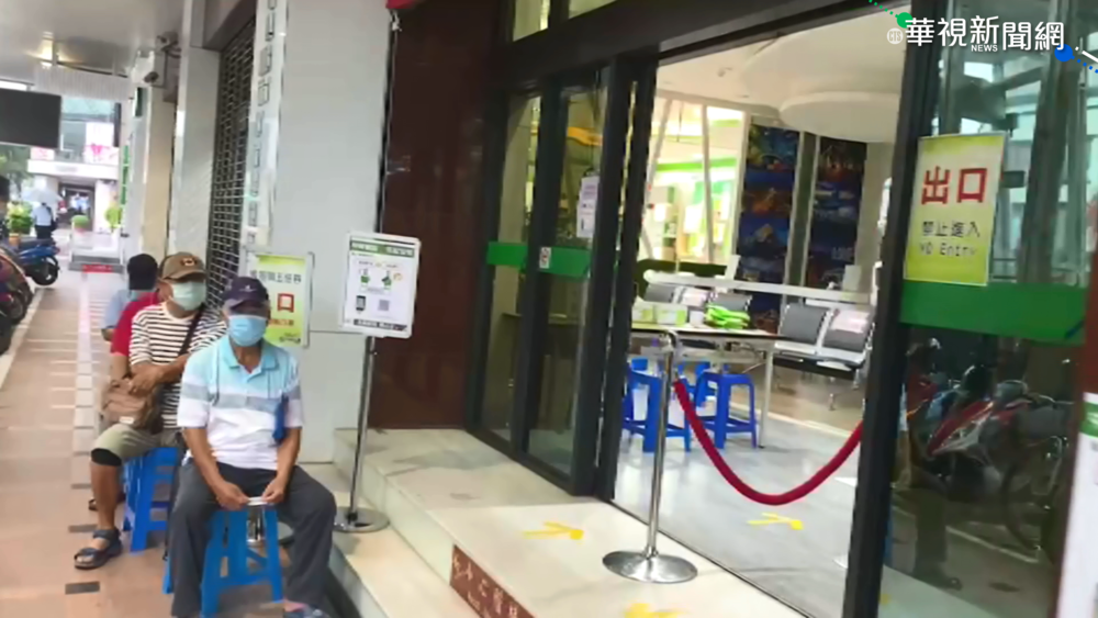 紙本五倍券郵局開領! 民眾早起來排隊