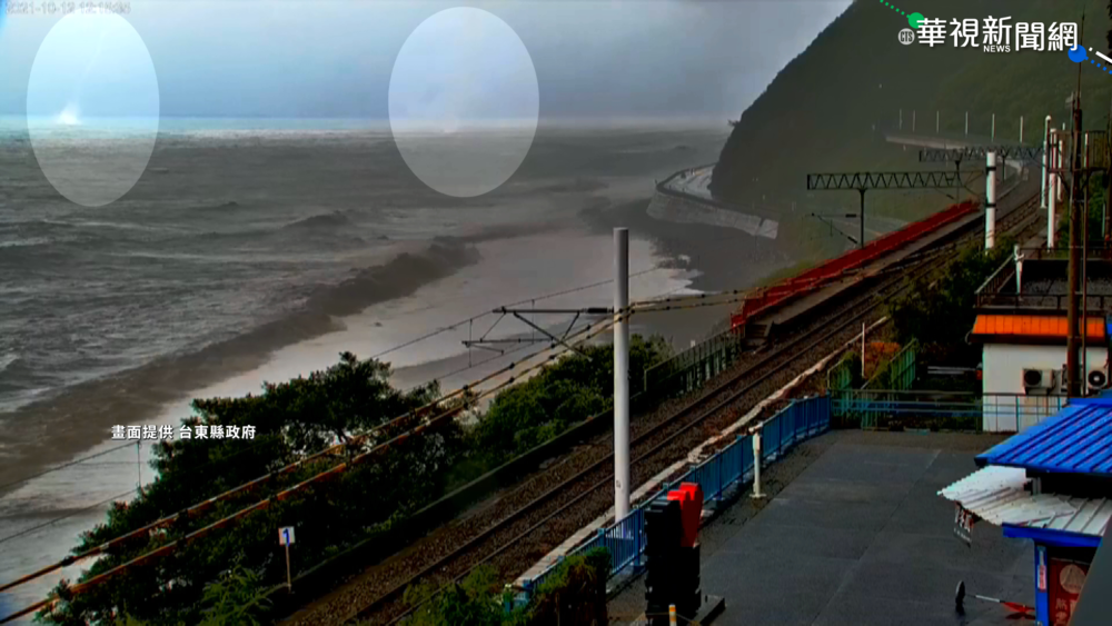 台東"水龍捲"直竄天際 遊客搶拍奇觀