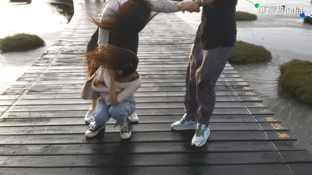 高美濕地颳10級強風 險吹下木棧道遊客