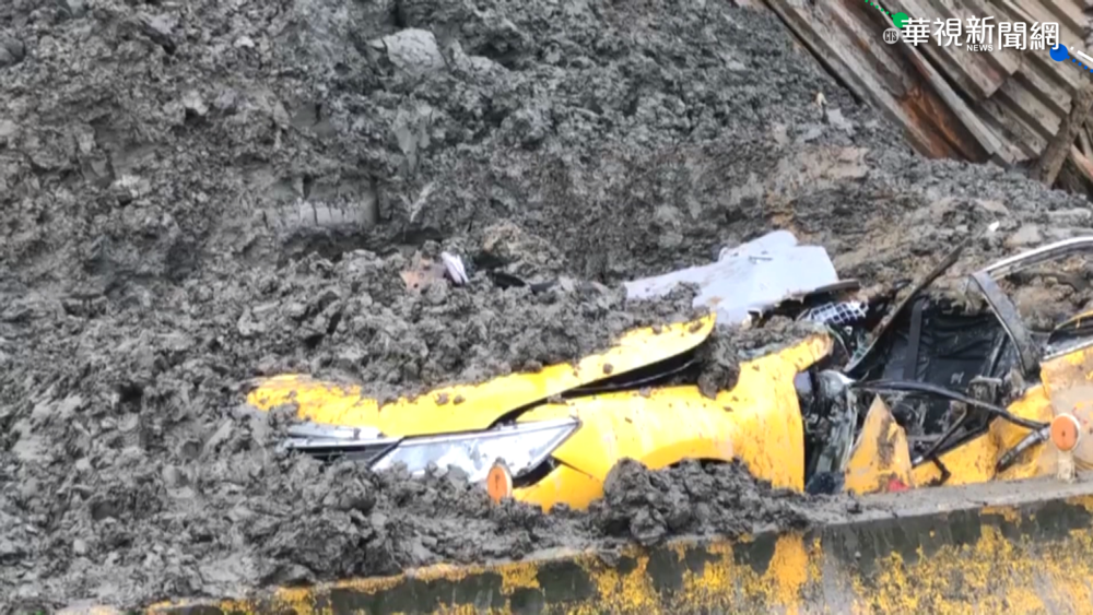推土廠崩塌淹沒計程車 運將遭活埋不治