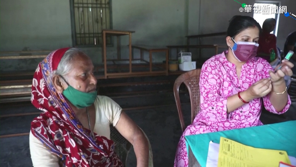 印度偏遠地區 民眾熬夜排隊打疫苗