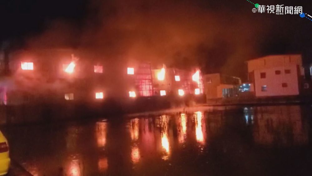 文具工廠凌晨大火 警消破門撲救