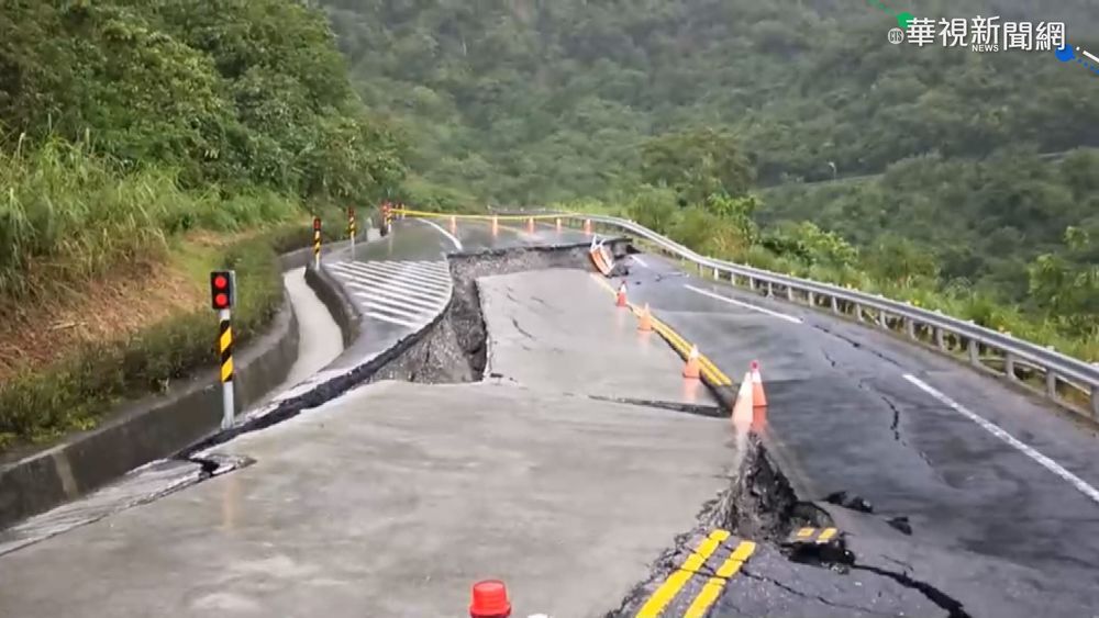 不敵大雨!台30縣路面下陷 緊急封閉