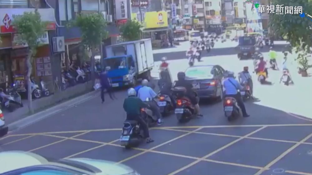 千元鈔滿天飛 3員警一路幫撿找失主