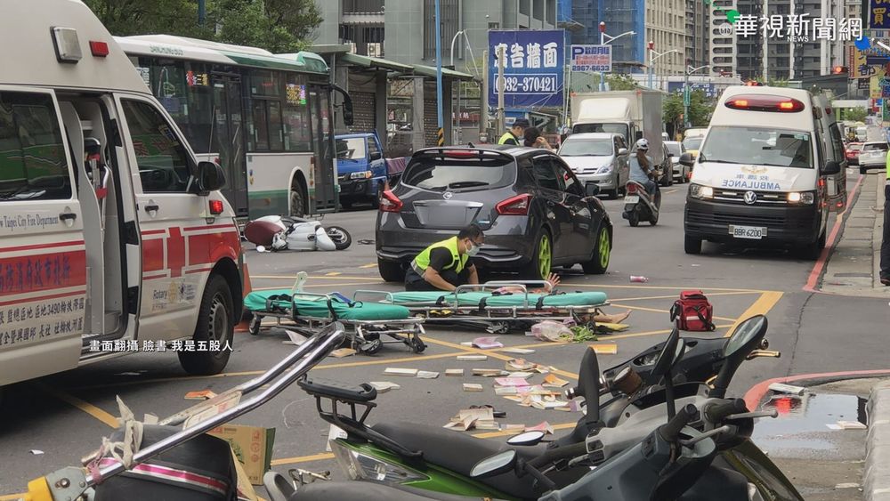 彎腰撿東西誤踩油門 失控暴衝3人傷