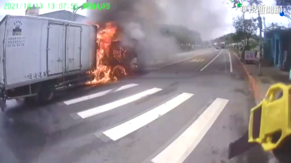 運鈔車載3千萬被撞起火 2保全驚逃命