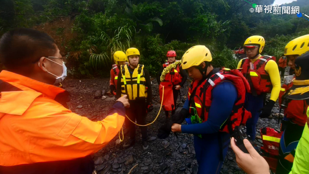 13人石門溪露營受困 吉普車救援卡河床