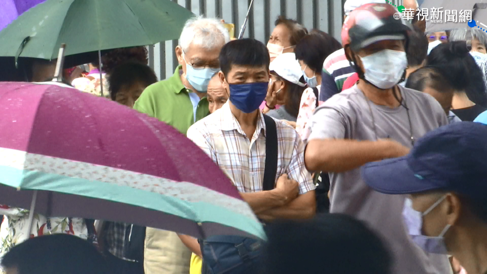 長輩雨中"罰站" 花博接種站混亂挨轟