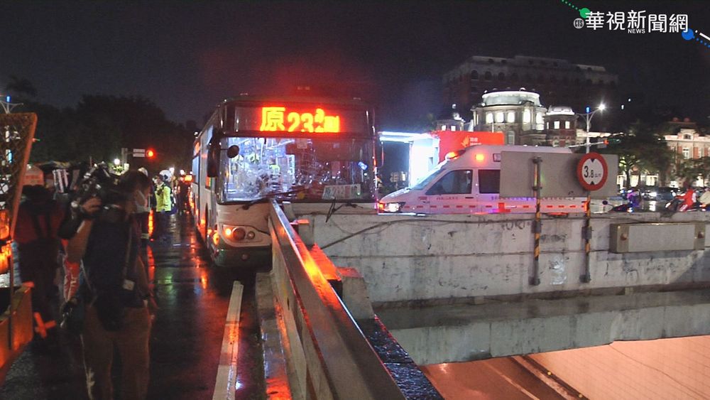 疑司機恍神釀禍! 三重客運撞橋墩13傷