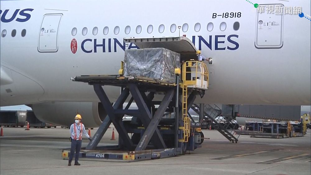 第8批82.7萬劑BNT疫苗到貨 今晨5:42抵台