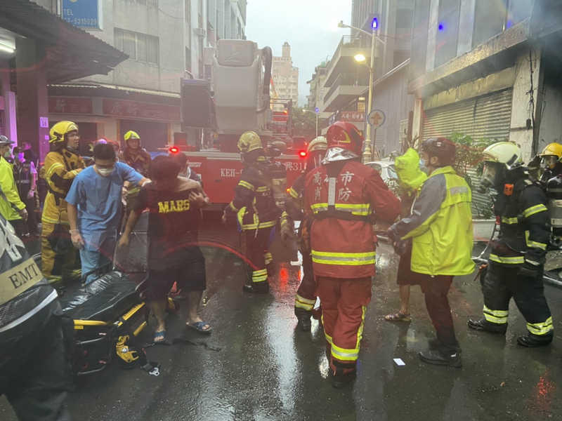 高雄老屋大火百人受困 累計6死 已救出38人