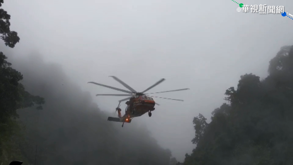 石門溪暴漲13遊客受困 直升機馳援