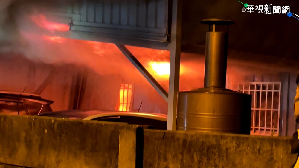 花蓮透天暗夜火 警消架梯救出受困民眾