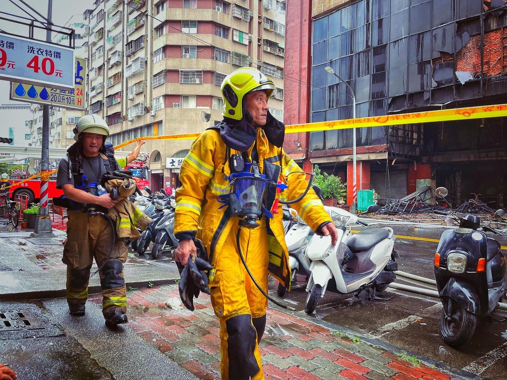 城中城惡火奪46命！警消捨命救災照曝 眾人聲援打氣