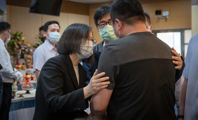 蔡英文探視城中城傷患 現身殯儀館拈香哀悼