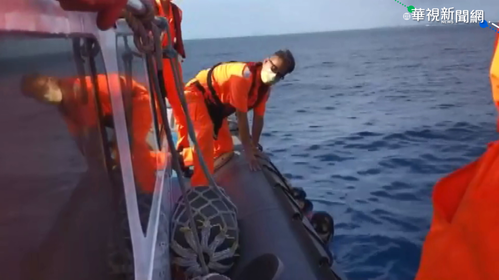 沒力了... 美人洞8潛客 漂到外海招手求救