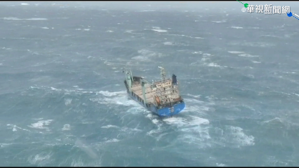 巴拿馬貨輪海上失動力 黑鷹頂強風救援