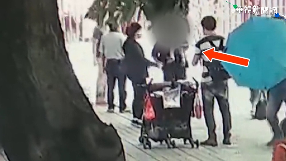 嚇! 陌生女強抱一歲娃 母機警搶回