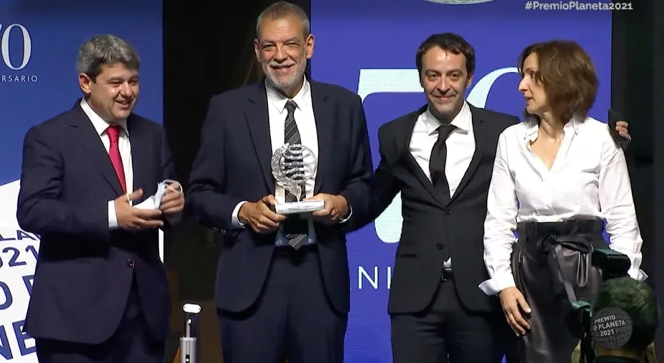 西班牙得獎女作家 竟是由「3男虛構」