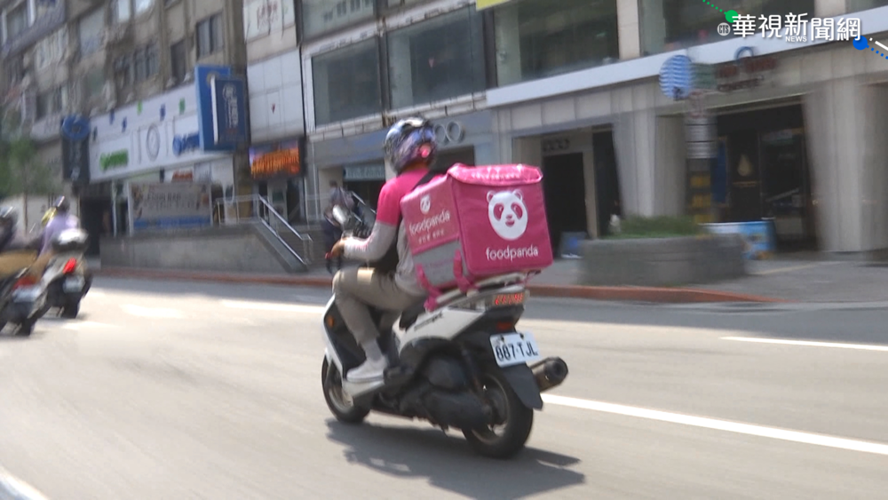 擦撞閃路邊違停機車 外送員遭公車輾斃