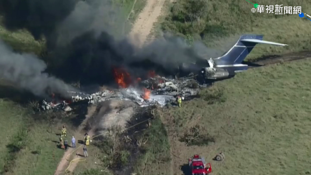 美小客機墜毀斷兩截 21人奇蹟生還.2傷