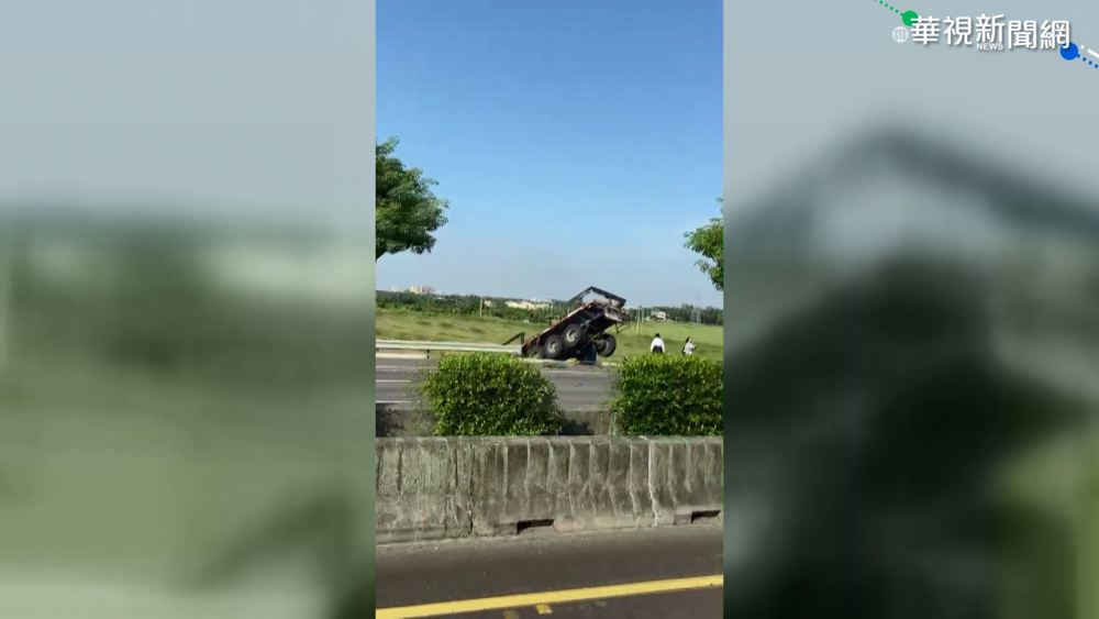 國道驚魂!轎車爆胎追撞聯結車 駕駛棄車逃